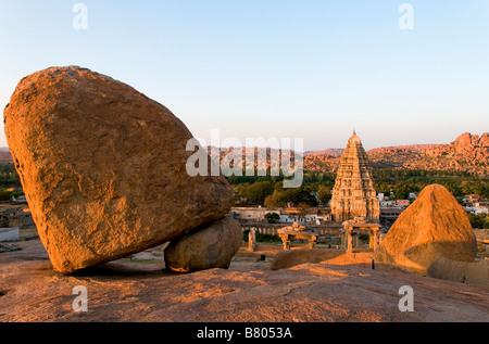 Der Virupaksha-Tempel von Hermakuta Hill in Hampi Indien betrachtet Stockfoto