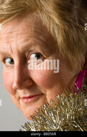 Porträt von einem mittleren Jahren Trägerin Lametta Stockfoto