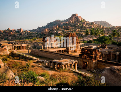 Tiruvengalanatha Tempel, umgeben von Felsen in Hampi Indien Stockfoto