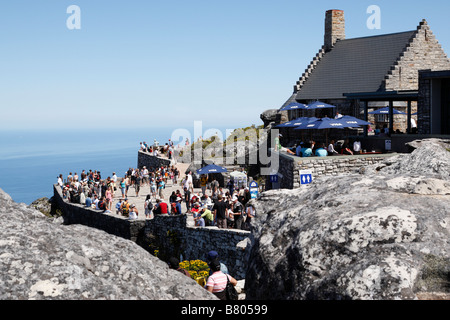 tourists admire the views on twelve apostles terrace from the top of table mountain cape town south africa Stockfoto
