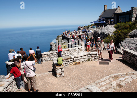 tourists admire the views on twelve apostles terrace from the top of table mountain cape town south africa Stockfoto