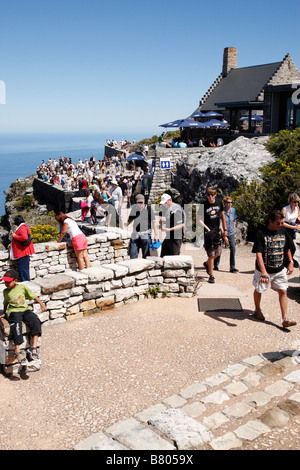 tourists admire the views on twelve apostles terrace from the top of table mountain cape town south africa Stockfoto