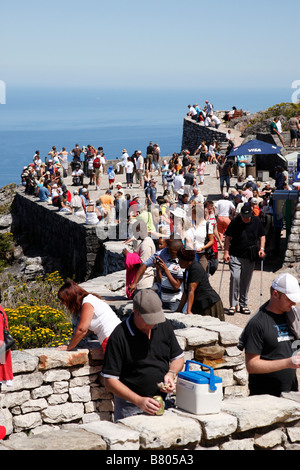 tourists admire the views on twelve apostles terrace from the top of table mountain cape town south africa Stockfoto