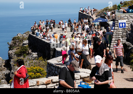 tourists admire the views on twelve apostles terrace from the top of table mountain cape town south africa Stockfoto