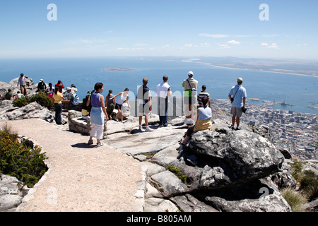 tourists admire the views from the top of table mountain cape town south africa Stockfoto