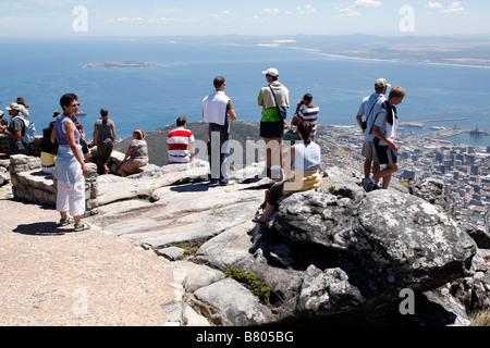 tourists admire the views from the top of table mountain cape town south africa Stockfoto