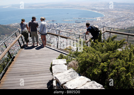 tourists admire the views from the top of table mountain cape town south africa Stockfoto