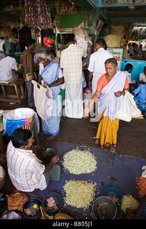 Eine Frau haggles zum Preis von Blumen in Madurai-Blumenmarkt in Tamil Nadu, Indien Stockfoto