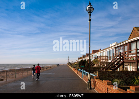 Jogger auf Promenade am Bexhill On Sea Stockfoto