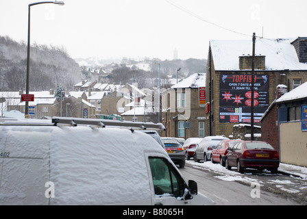 weißer Lieferwagen auf einer verschneiten Straße Stockfoto