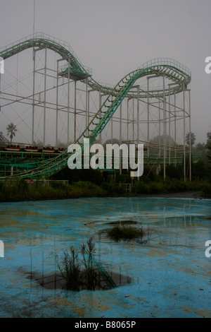 Die Schraube Achterbahn - eine stillgelegte und ruinierende Achterbahn im stillgelegten Nara Dreamland-Themenpark Stockfoto