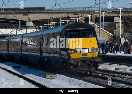 National Express elektrischer Express Personenzug durchläuft Huntingdon Station Stockfoto