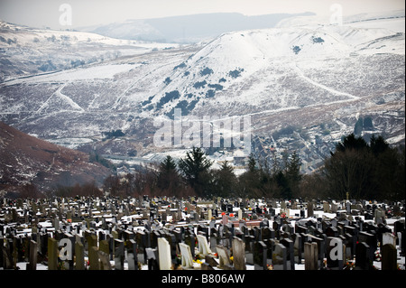 Schnee auf den Gipfeln rund um Penrhys Friedhof im Rhondda Valley in Wales. Stockfoto
