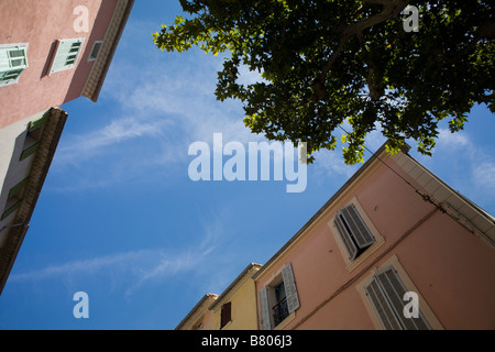 Häuser in der Provence. Niedrigen Winkel Ansicht Stockfoto