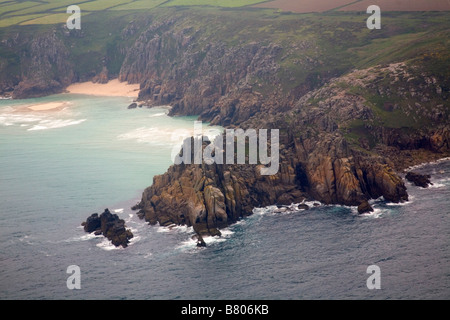 Porthcurno und Logan Rock aus der Luft Cornwall Stockfoto