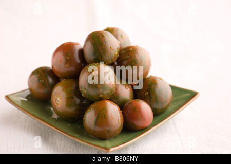 Eine Charge von grünen Tomaten in einer Pyramide aufgetürmt Stockfoto