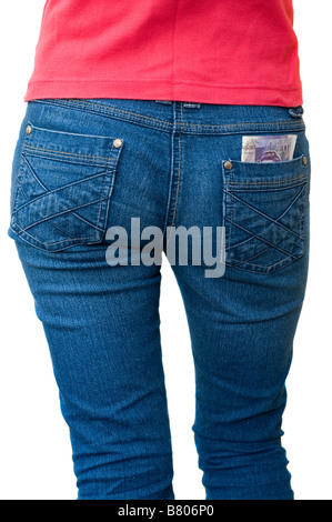 Ansicht von A Person Frau trägt Blue Jeans Jeans mit ein 20 Note in ihre hintere Tasche zurück Stockfoto