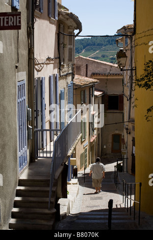 Mann absteigend die steilen Gassen in La Cadière d ' Azur, Provence, 83 Var, Frankreich Stockfoto