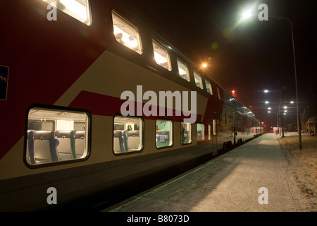 Finnische Nachtzug am Bahnhof, Finnland Stockfoto