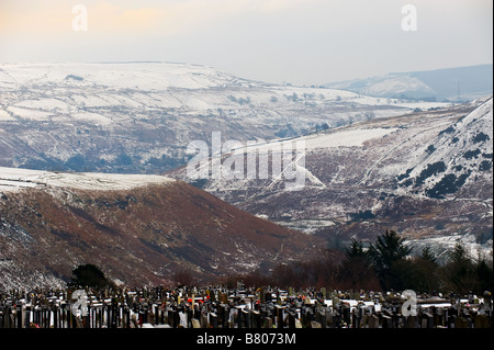 Schnee auf den Gipfeln rund um Penrhys Friedhof im Rhondda Valley in Wales. Stockfoto