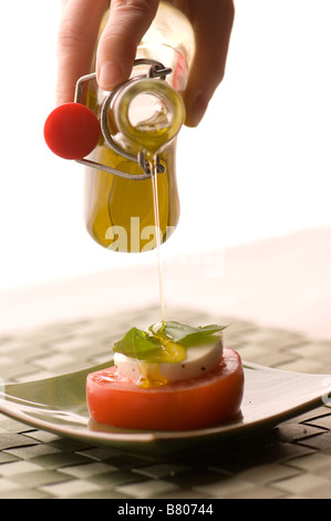 Ein Foto von einem köstlichen Aperitif mit Tomaten Käse und Öl zubereitet Stockfoto
