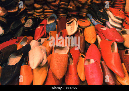 Haufen von rückenfreie Pantoffel Lederschuhe oder Hausschuhe für den Verkauf auf einen Stall in der Medina von Fès el-Bali, Fez, Marokko. Stockfoto