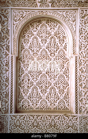 Detail der Stuck im Inneren Medersa Auftrieb Inania (Madrassa/religiöse Schule) in der Medina in Fès el-Bali, Fes, Marokko, Nordafrika Stockfoto
