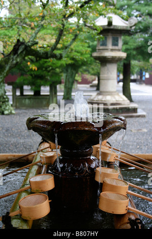 Wasser-Brunnen und Schöpfkellen bei Chionin-Tempel-Komplex in Kyoto, Japan Stockfoto