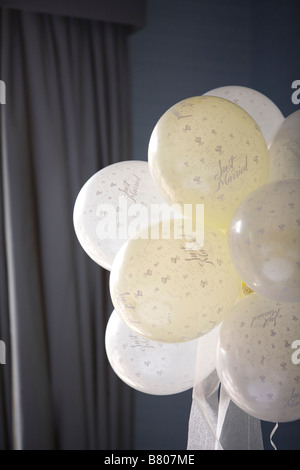 Rosenstrauss gebunden weiß und Gold Hochzeit Ballons Stockfoto