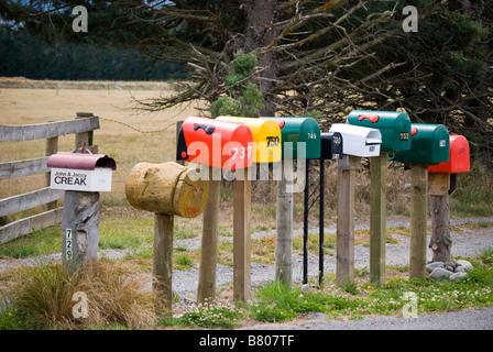 Reihe von Briefkästen, Autobahn 72, in der Nähe von Oxford, Canterbury, Neuseeland Stockfoto