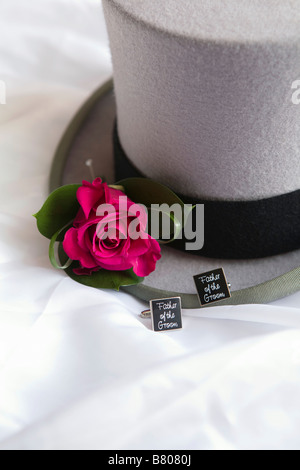 graue Hochzeit Hut mit rosa Rose und Manschettenknöpfe Stockfoto