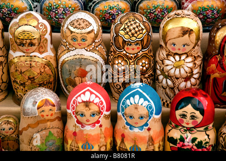 Russische Matrioshka Puppen in Baku Aserbaidschan vermarkten Stockfoto