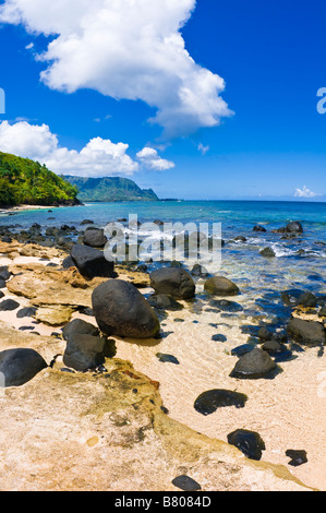 Lavafelsen auf Hideaways Strand Princeville Insel Kauai Hawaii Stockfoto