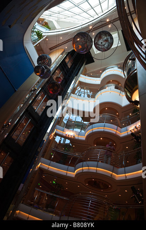 Atrium, dekoriert in einem planetarischen Thema auf Royal Caribbean Navigator of the Seas Kreuzfahrt Schiff Stockfoto