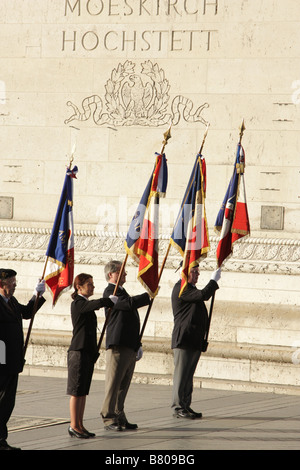 Zeremonie unter dem Arc de Triomphe in Paris Stockfoto