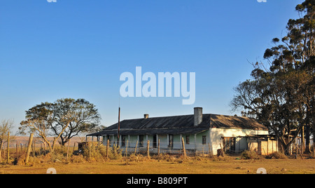 Ein verfallenes Bauernhaus am östlichen Stadtrand von Grahamstown, Südafrika Stockfoto