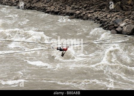 Lisu Minderheit überqueren Nu River, Yunnan, China. Stockfoto