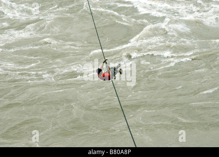 Lisu Minderheit überqueren Nu River, Yunnan, China. Stockfoto