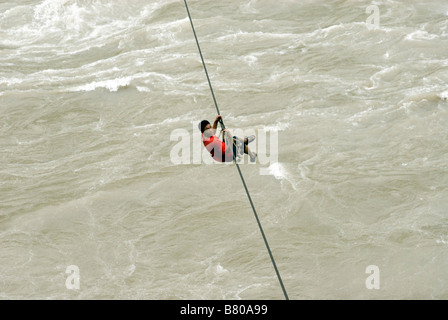 Lisu Minderheit überqueren Nu River, Yunnan, China. Stockfoto