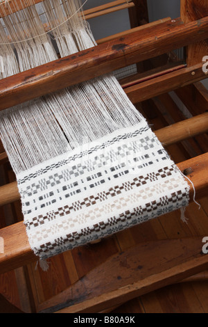 Tuch wird von Hand in einer Webmaschine gewebt Stockfoto