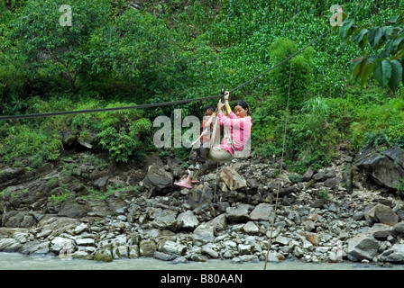 Lisu Minderheit überqueren Nu River, Yunnan, China. Stockfoto