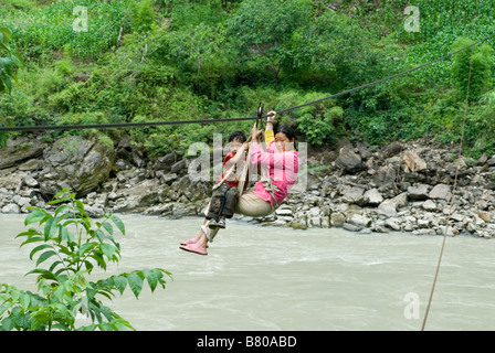 Lisu Minderheit überqueren Nu River, Yunnan, China. Stockfoto