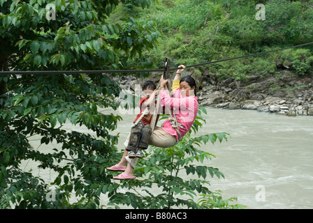 Lisu Minderheit überqueren Nu River, Yunnan, China. Stockfoto