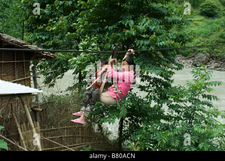 Lisu Minderheit überqueren Nu River, Yunnan, China. Stockfoto