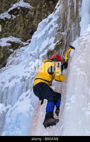 Eiskletterer kämpfen auf einem steilen Eisfall in Klippe bei Tiffany fällt Niagara Escarpment Dundas Ontario Canada Stockfoto