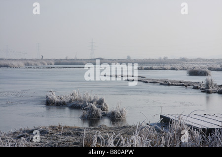 Oare Sümpfe im Winter gefroren mit einem harten Frost und das meiste Wasser eingefroren. Teil der North Kent Sümpfe in Kent Stockfoto