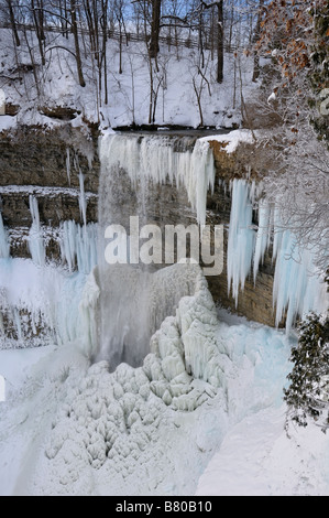 Eiszapfen und Stalagmiten in Spencer Schlucht bei Tews fällt Dundas Canada im Winter nach einem Kälteeinbruch Stockfoto