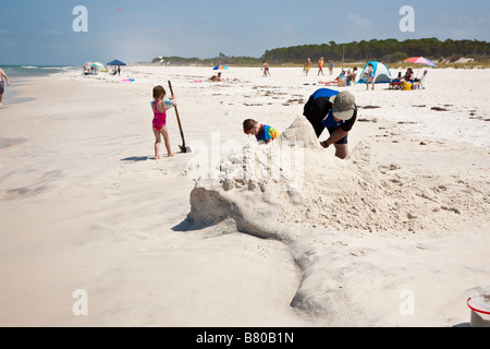 Mann baut Hai geformt Sandskulpturen am Strand von Port St. Joe Florida, USA Stockfoto