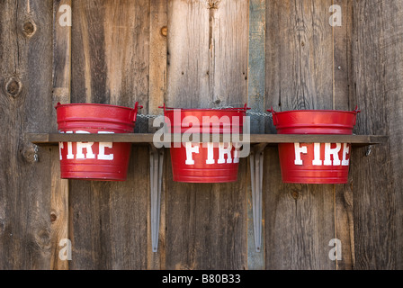 Drei alte Feuer Eimer an einer alten Scheune restauriert Stockfoto