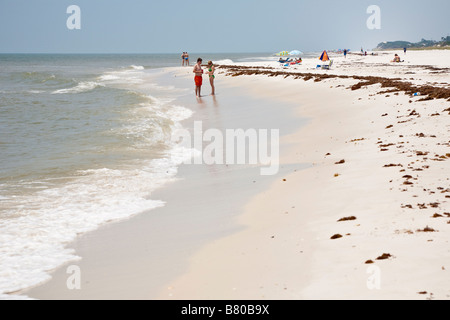 Paar im St. Joseph Peninsula State Park in Port Saint Joe Florida Strand entlang spazieren Stockfoto